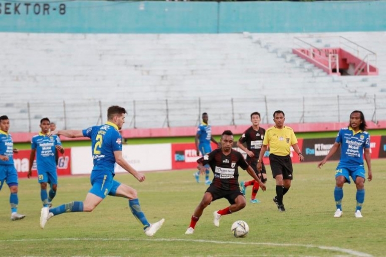 Laga Persipura Jayapura vs Persib Bandung pada putaran kedua musim lalu digelar di Stadion Delta Sidoarjo tanpa dihadiri penonton (23/09/2019). (Sumber foto: liga-indonesia.id)
