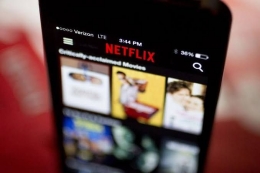 Ilustrasi Netflix di smartphone. (sumber: Bloomberg via kompas.com)