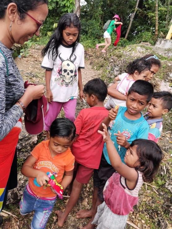 Nova lagi membagikan makanan kecil & ATK ke anak-anak pada saat berkunjung ke Desa Adat Prai Ijing di Sumba Barat (dokpri)