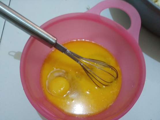 Campuran mentega cair, susu bubuk, telor, garam dan gula. (Foto: Elvidayanty)