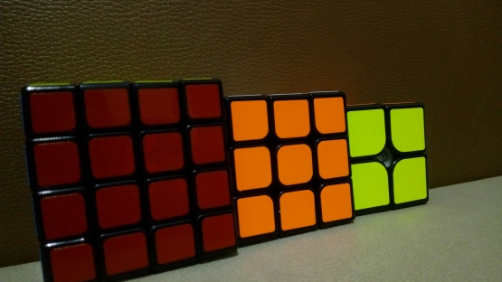 Perkenalkan teman baru saya, rubik 4x4, 3x3 dan 2x2 (Source: dokumentasi pribadi)