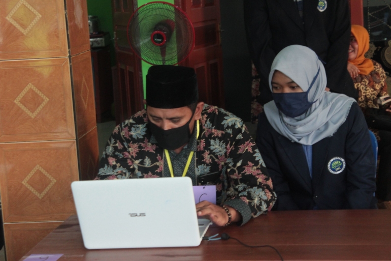 Mahasiswa KKN UM mendampingi pelaksanaan simulasi tes Calon Kepala Dusun- dokpri