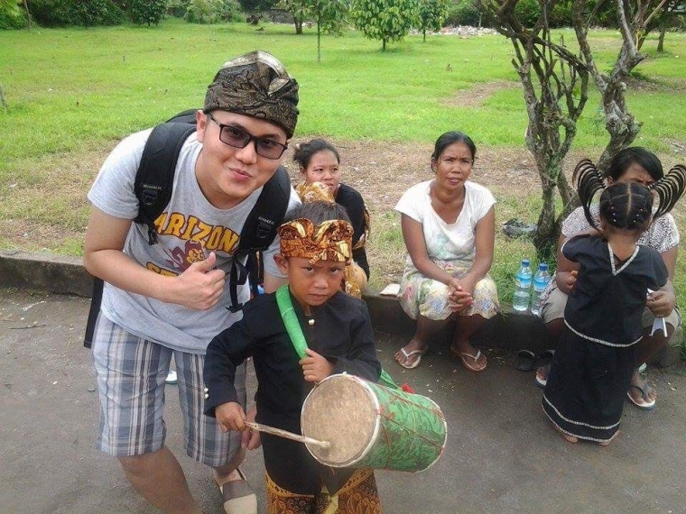 Bersama Pemusik Tradisional Cilik. | Sumber: Dokumentasi Pribadi