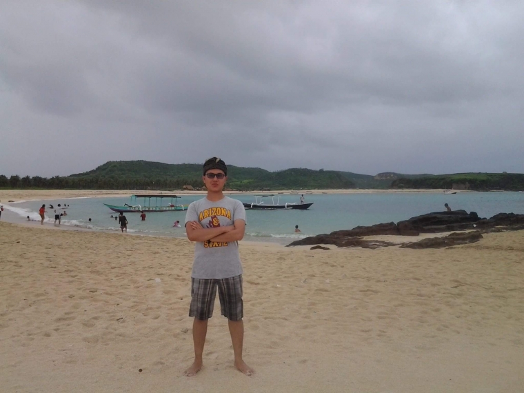 Di salah satu Pantai di Lombok. | Sumber: Dokumentasi Pribadi
