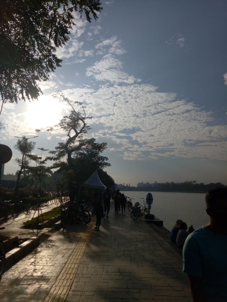 Pemandangan di Pedestrian Danau Sunter | Sumber: Dok_Pribadi