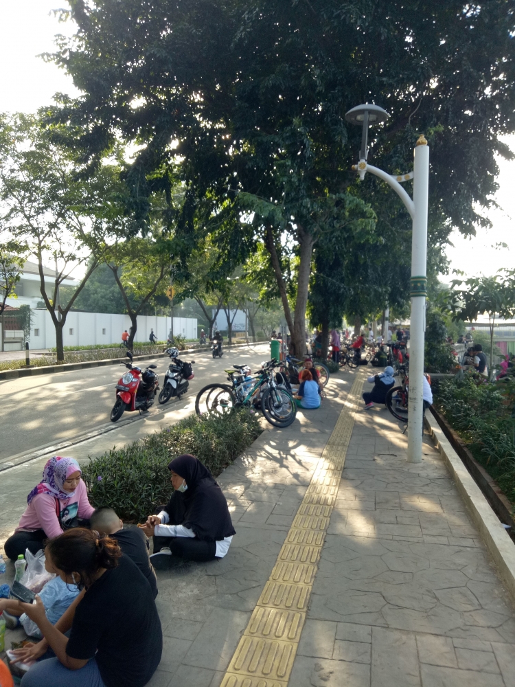Masih Banyak Yang Berkerumun dan Tidak. Menjaga Jarak Sesuai Protokol | Sumber: Dok_Pribadi