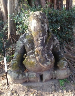 Arca Ganesha di depan kantor pemkab (Foto: Forkom Angon)