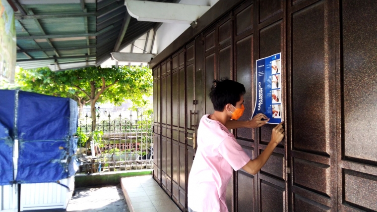 Penempelan Poster di Tempat Ramai (Dok. Mahasiswa)