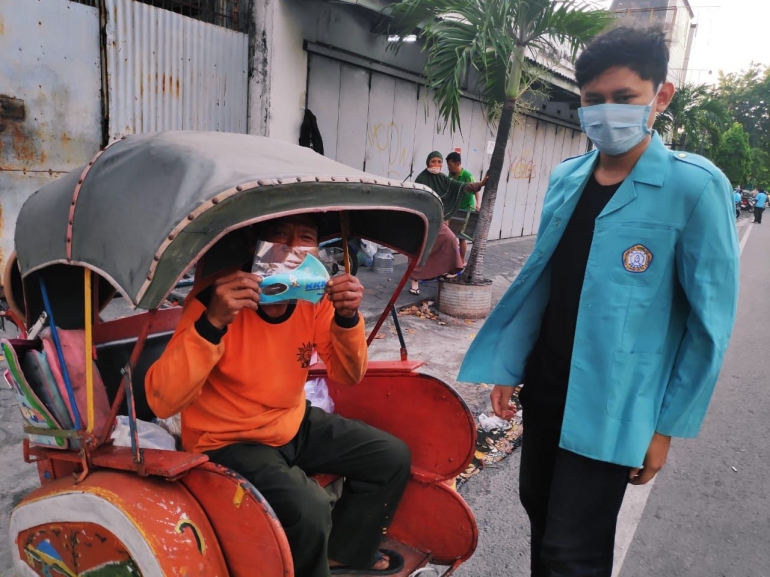 Pembagikan masker kepada pengguna jalan (21/05)