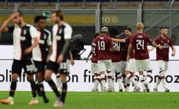 Pemain Milan merayakan gol ketiga yang dicetak Leao, sementara pemain Juve tertunduk lesu setelah gol tersebut. | foto: twitter @acmilandata