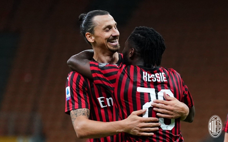 Ibrahimovic merayakan gol kedua Milan yang dicetak Frank Kessie. | foto: acmilan.com