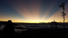 Golden sunrise unik dilihat dari puncak gunung Tandikat (dokpri)