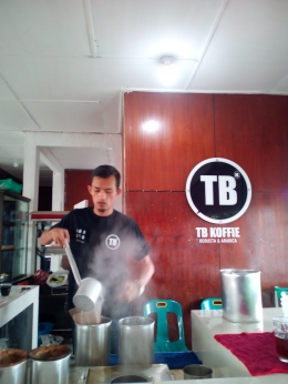 Meracik kopi di kantin TB KOFFIE (doc Pribadi)