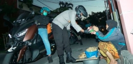 Kapolrestabes Surabaya Kombes Pol Johnny Eddizon Isir, bersama Wali kota Surabaya Tri rismaharini begikan masker gratis untuk masyarakat di kecamatan Tandes