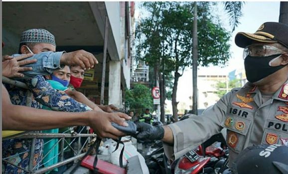Kapolrestabes Surabaya, Kombes Pol Johnny Eddizon Isir mendampingi Kapolda Jatim Irjen Pol Fadil Imran saat pembagian masker di Pasar Kapasan