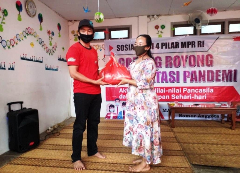 Anggota DPD RI/MPR RI asal Kalbar Maria Goreti menyerahkan bantuan bahan pokok kepada keluarga siswa PAUD Matahari, Siantan Hulu, Kota Pontianak. | dokpri
