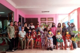 Anggota DPD RI/MPR RI bersama keluarga siswa PAUD Matahari, Siantan Hulu, Kota Pontianak, Kalbar. | dokpri