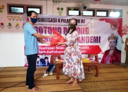 Anggota DPD RI/MPR RI menyerahkan bantuan bahan pokok kepada keluarga siswa PAUD Matahari, Siantan Hulu, Kota Pontianak. | dokpri