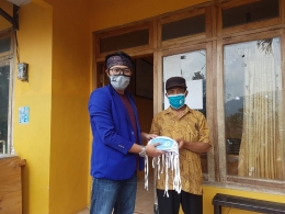Sosoalisasi Dan Pemberian Masker Kepada Pihak Desa Pait Kasembon Malang