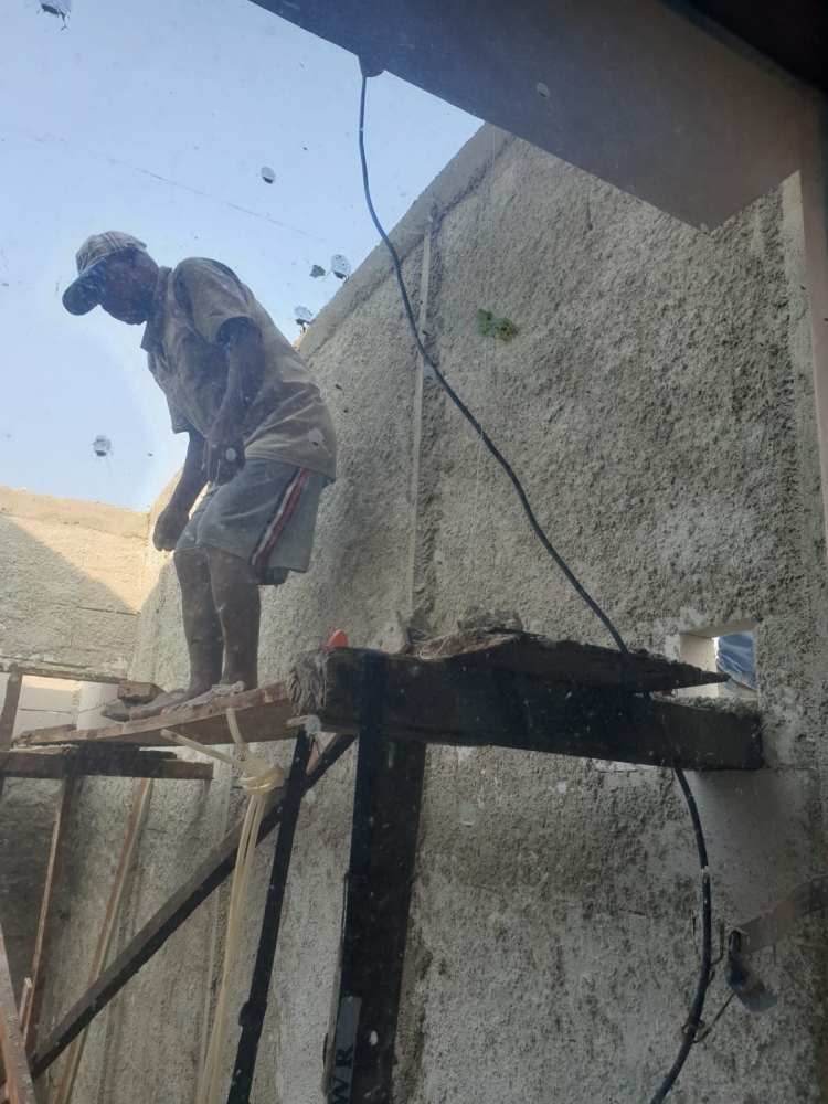 Sudah Tua masih kerja proyek tanpa alas kaki (Sumber: Dokumentasi Pribadi)
