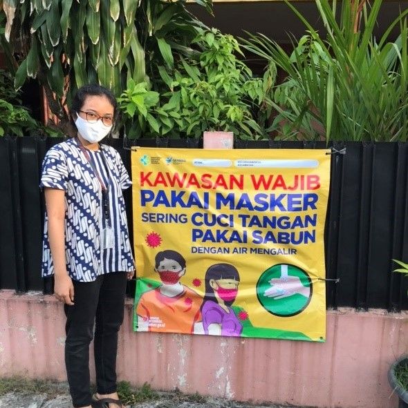 Pemasangan banner sebagai pengingat untuk menggunakan masker. (DOKUMENTASI PRIBADI)