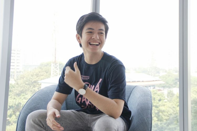 Artis peran Angga Yunanda saat berkunjung ke Redaksi Kompas.com di Menara Kompas, Palmerah Selatan, Tanah Abang, Jakarta Pusat, Rabu (19/6/2019). (Foto: KOMPAS.com/DIAN REINIS KUMAMPUNG)