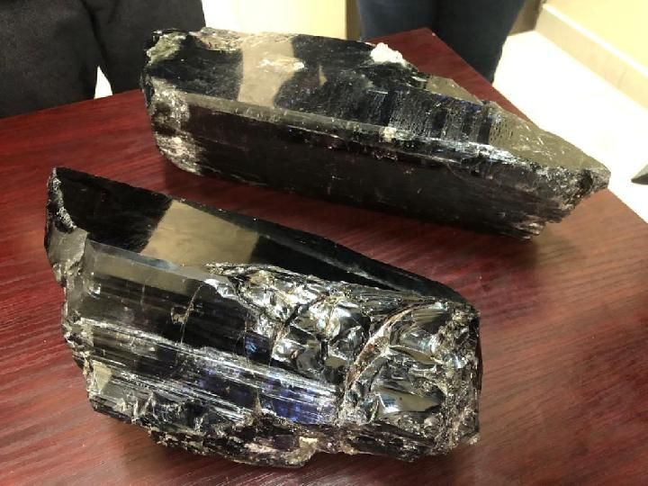 Dua batu permata tanzanite besar ditemukan oleh Saniniu Laizer | REUTERS