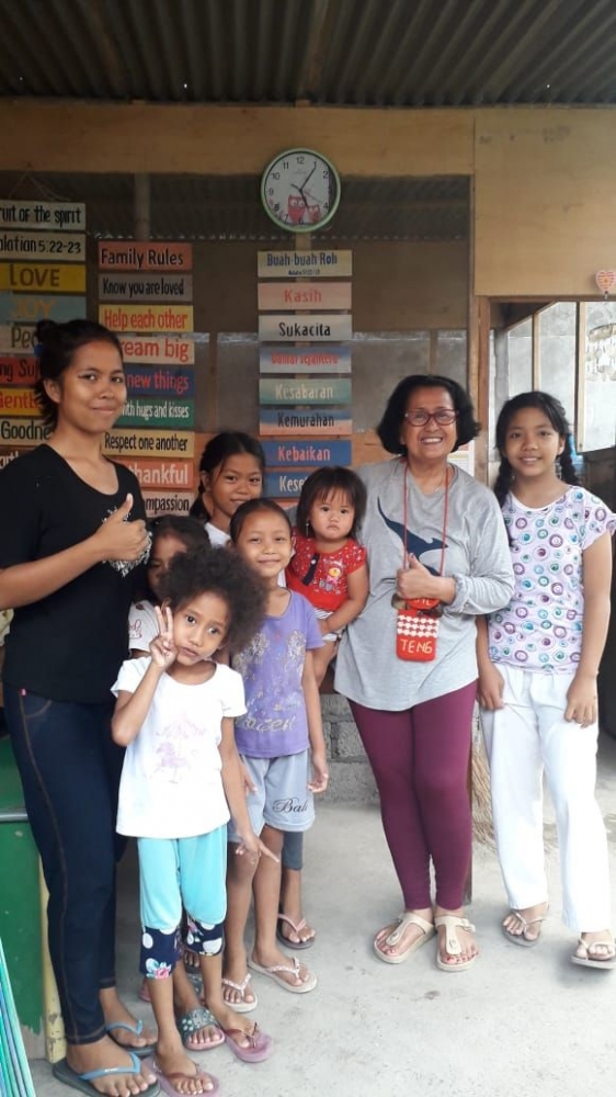 Bu Grace bersama beberapa Anak Asuh 9 dok pri )