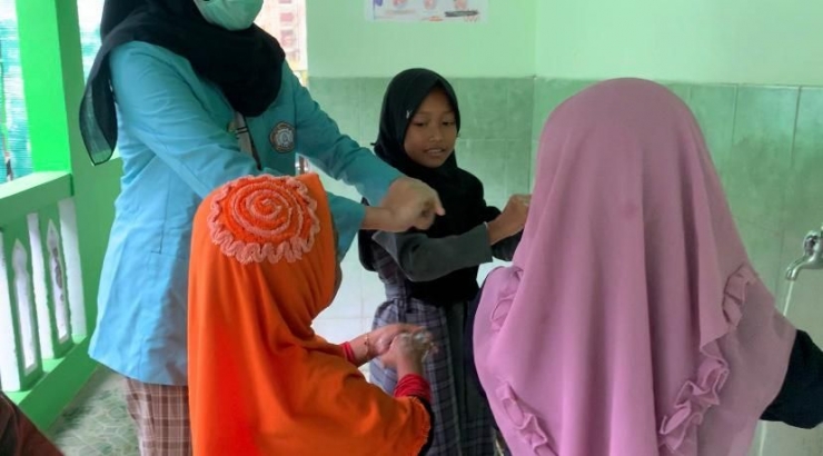 Edukasi Cuci Tangan pada Anak-Anak TPA Masjid Setempat