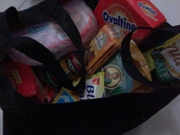 Menggunakan tas kain saat belanja di supermarket. (Foto : Elvidayanty) 