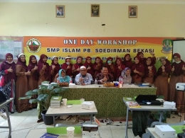 Foto bareng bersma ibu guru SMP PB Soedirman Bekasi. Guru Laki-laki di SMP Islam PB Soedirman. Dokumentasi pribadi