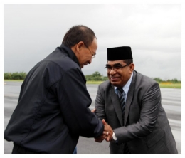 Almarhum Abd. Rahman Ismail Marasabessy, menyalami Menteri Agama Suryadarma Ali di Bandara Babullah Ternate/dok.istimewa