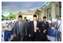 Almarhum Abd. Rahman Ismail Marasabessy bersama Menteri Agama berjalan menuju Aula IAIN Ternate/dok.istimewa