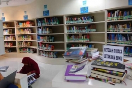 Ilustrasi. buku dan penjaga perpustakaan. (foto: kompas.com)