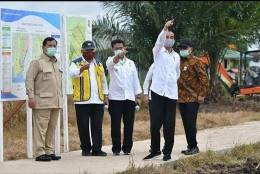 Ada pesan tersembunyi di balik gaya busana Prabowo yang berbeda dengan Jokowi dan menteri lainnya (dok.Kementan RI melalui laman Facebook Kementan RI)