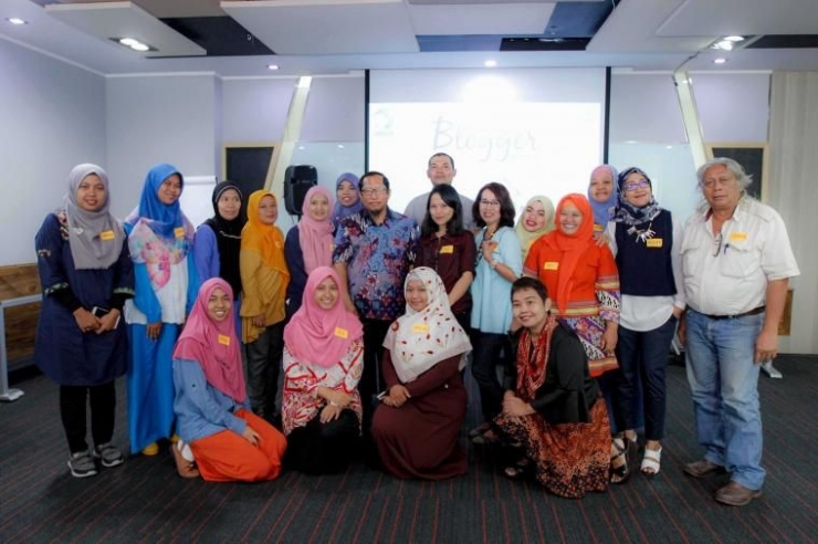 Prof Dr Ir Rindit Pambayun, MP, (tengah pakai batik) bersama peserta "Danone Blogger Academy" Angkatan I, 4/11-2017 (Foto: Dok Danone Indonesia).