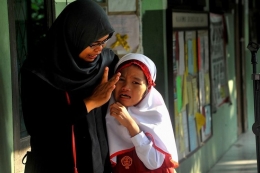 Seorang Ibu yang membujuk anaknya (sumber gambar : https://pemilu.kompas.com)