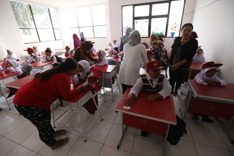 Ilustrasi suasana hari pertama bersekolah (sumber gambar : https://bandung.kompas.com)