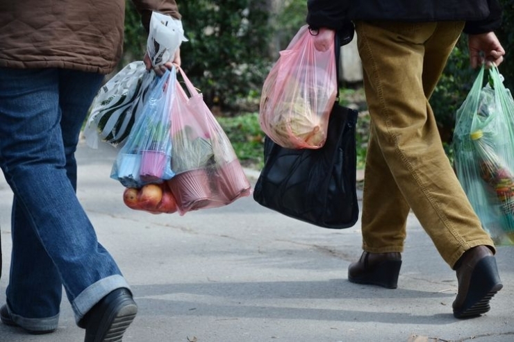 Ilustrasi penggunaan kantong plastik untuk belanja. (Foto: Emilija Miljkovic/Shutterstock via KOMPAS.com)