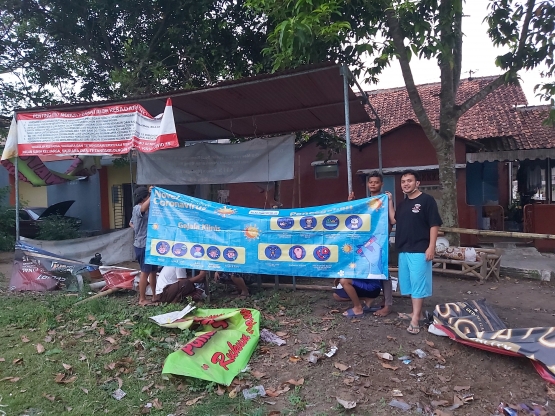 Pemasangan Banner pencegahan Virus Corona bersama pemuda