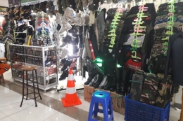 Salah satu toko di Pasar Senen, Jakarta Pusat, yang menjajakan seragam dan perlengkapan polisi. (KOMPAS.com/Ardito Ramadhan D)