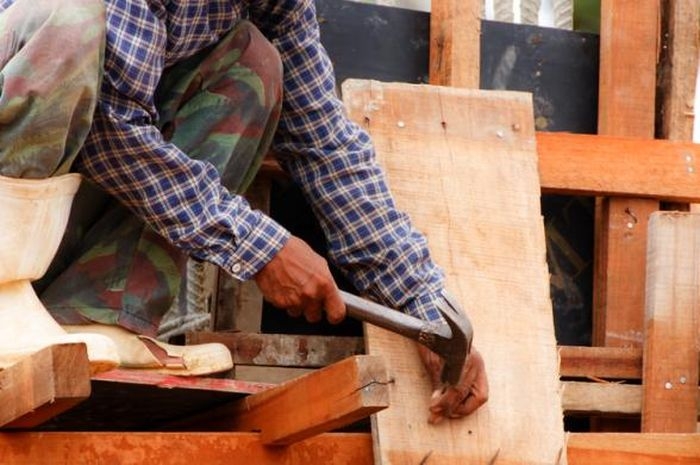 Sistem harian memiliki kelebihan, yaitu tukang harus bekerja terus tanpa ada kesempatan menganggur. Untuk mengefisienkan pekerjaan tukang, Anda harus menyiapkan terlebih dahulu material serta gambar teknik yang menerangkan apa saja yang perlu diganti, dirobohkan dan dibangun. (www.shutterstock.com) 