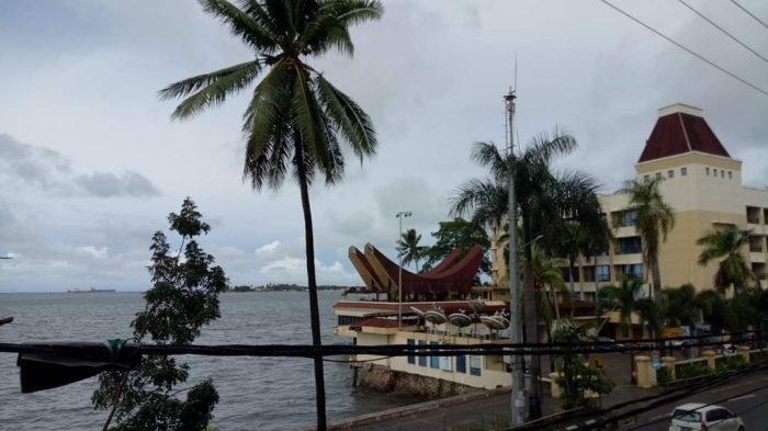 Pantai Losari dilihat dari lantai dua hotel di Jalan Penghibur Kota Makassar (foto Nur Terbit)