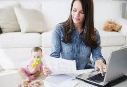 Seorang Wanita Bekerja Sambil Mengasuh Anak. Sumber Okezone