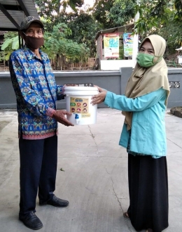 Penyerahan simbolis pengadaan tempat cuci tangan di pos ronda kepada Ketua RT 01 Dusun Pule, Bapak Samidi. Dokumentasi pribadi