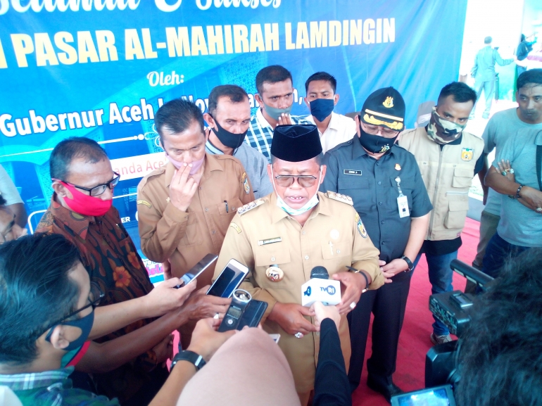 Wawancara Walikota Banda Aceh Aminullah Usman dengan para Jurnalis (doc Pribadi)