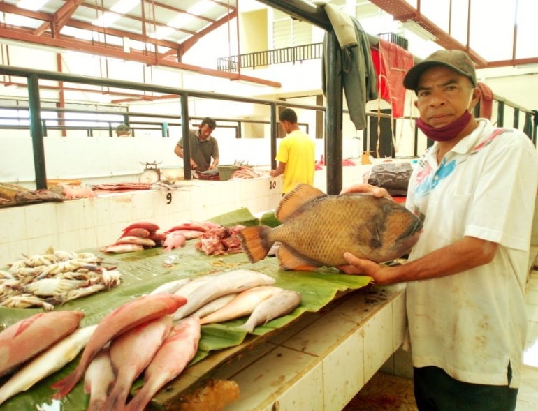 Seorang Pedagang Ikan di Pasar Al Mahirah Lamdingin (doc Pribadi)
