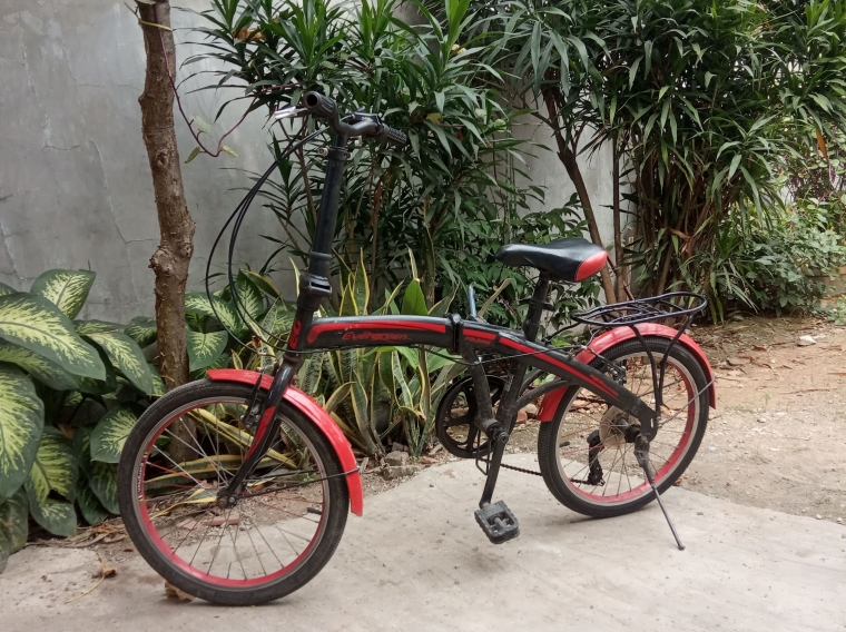 Ilustrasi Sepeda anak saya setelah diservis, mirip-mirip Brompton-lah | dokpri (MUIS SUNARYA)