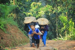 Suku baduy luar beradaptasi dengan kehidupan modern (dispar.bantenprov.go.id)