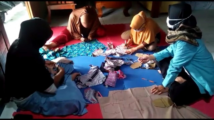 Penyuluhan cara pembuatan masker kain perca bersama perwakilan warga Dukuh Koripan rt.01. Dok. pribadi